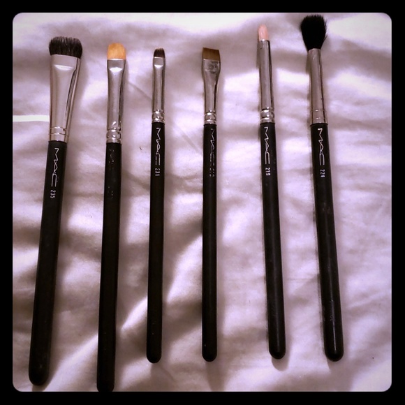Orginal MAC Brushes.Great Condition.All most new
